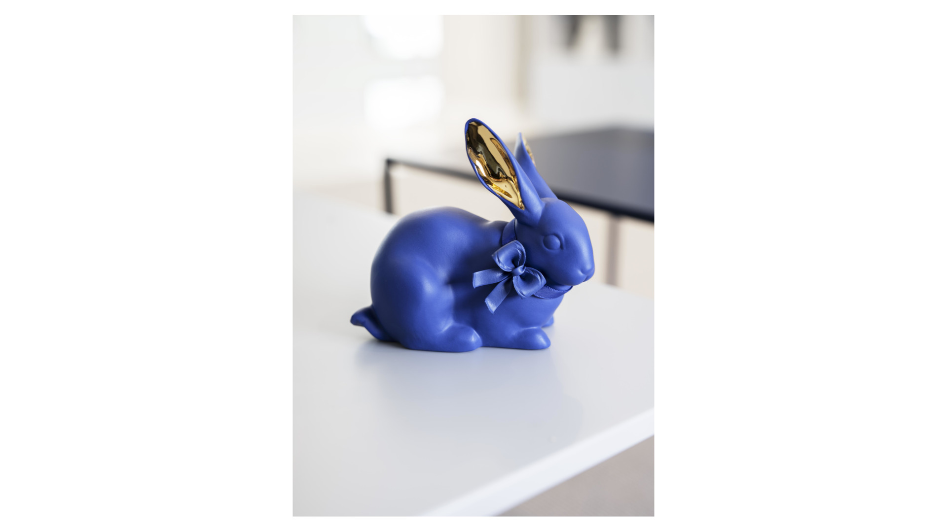 Фигурка Lladro Внимательный кролик, сине-золотой 12x11 см, фарфор