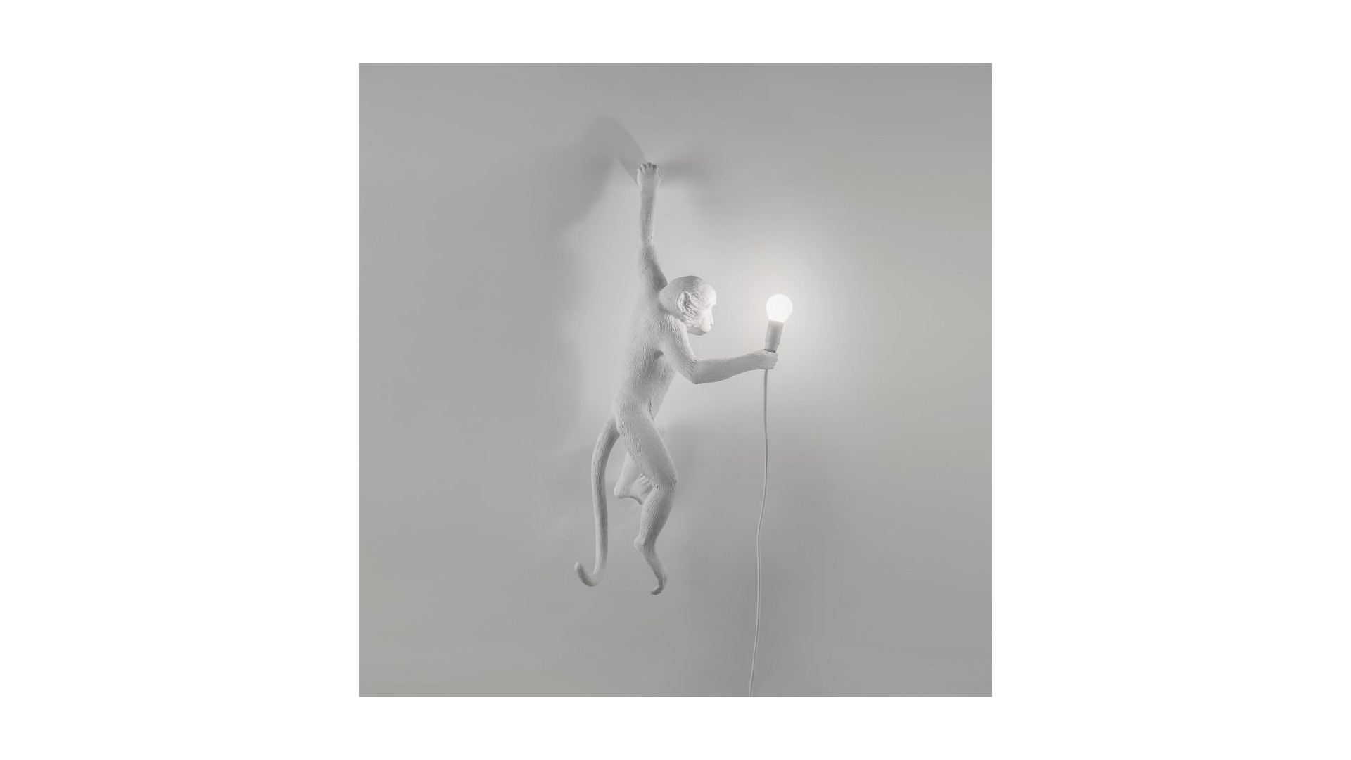 Настенный светильник Seletti Обезьяна висит на левой руке 37х20,5 h76,5, смола, белый