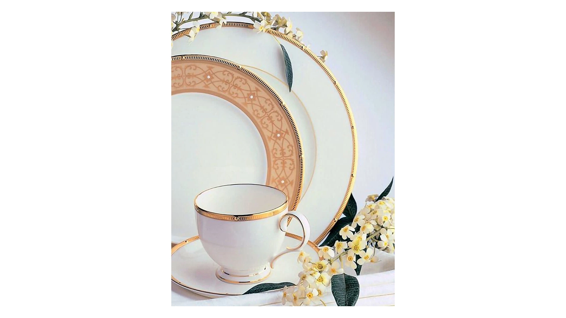 Тарелка акцентная Noritake Рочель Золотой кант 23 см, фарфор костяной