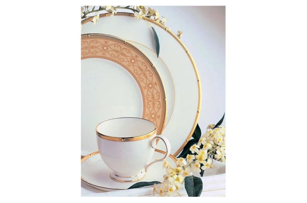 Тарелка акцентная Noritake Рочель Золотой кант 23 см, фарфор костяной