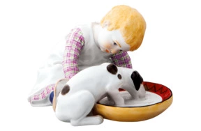 Фигурка Meissen 9см Ребенок, кормящий собаку (Юлиус Конрад Хеншель, 1905г.)