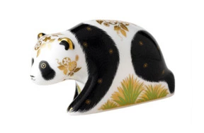 Пресс-папье Royal Crown Derby Детеныш панды на прогулке 12,5см