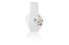Ваза Meissen-бутыль четырехгранная 25,5 см Белая роза, форма Пауля Шойриха, 1937г