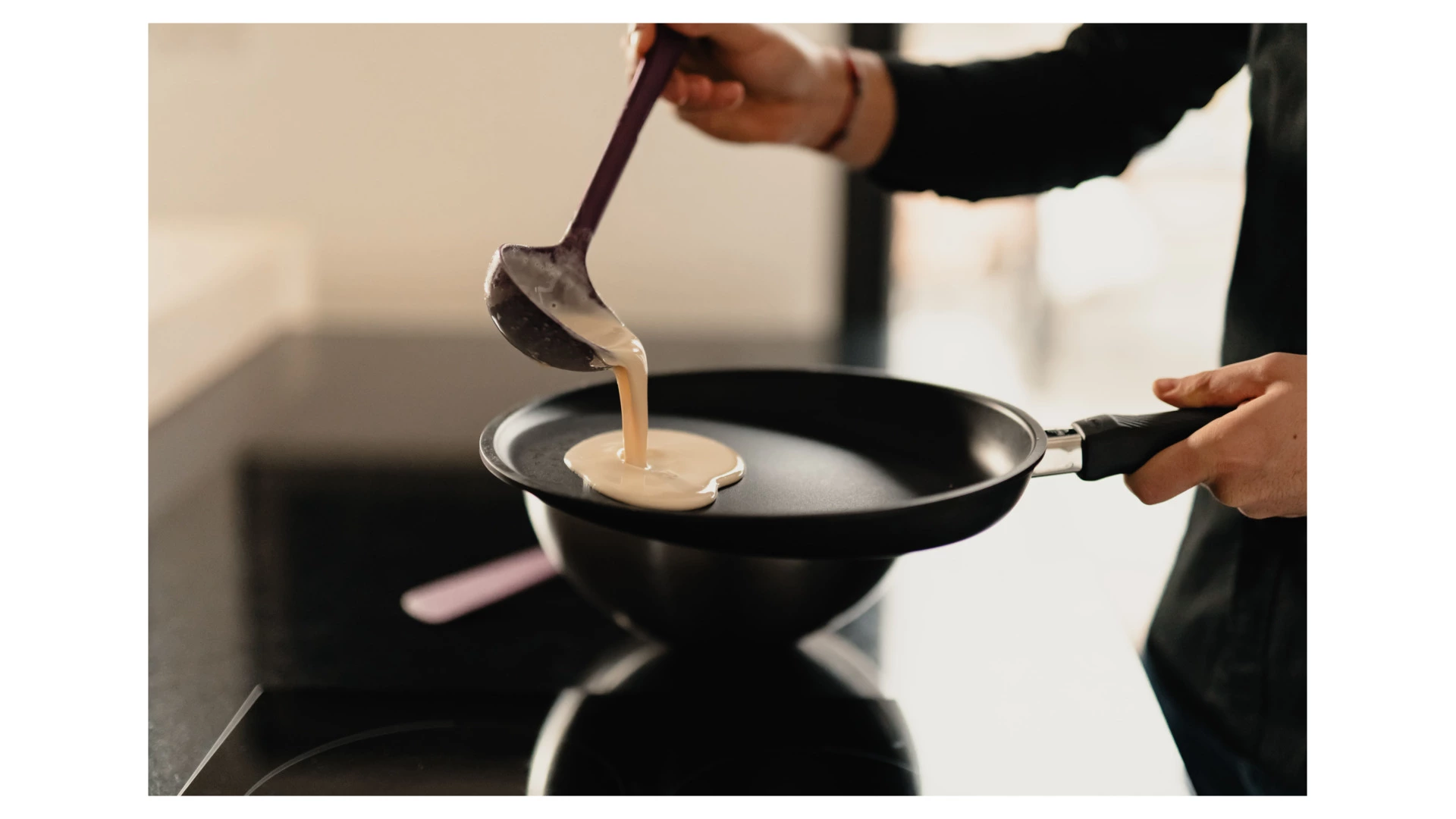 Сковорода блинная со скошенным краем Gastrolux 28 см, алюминий литой, ручка фиксированная