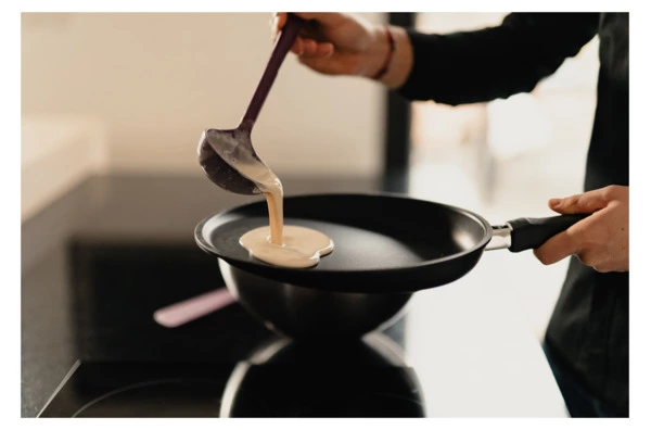 Сковорода блинная со скошенным краем Gastrolux 28 см, алюминий литой, ручка фиксированная