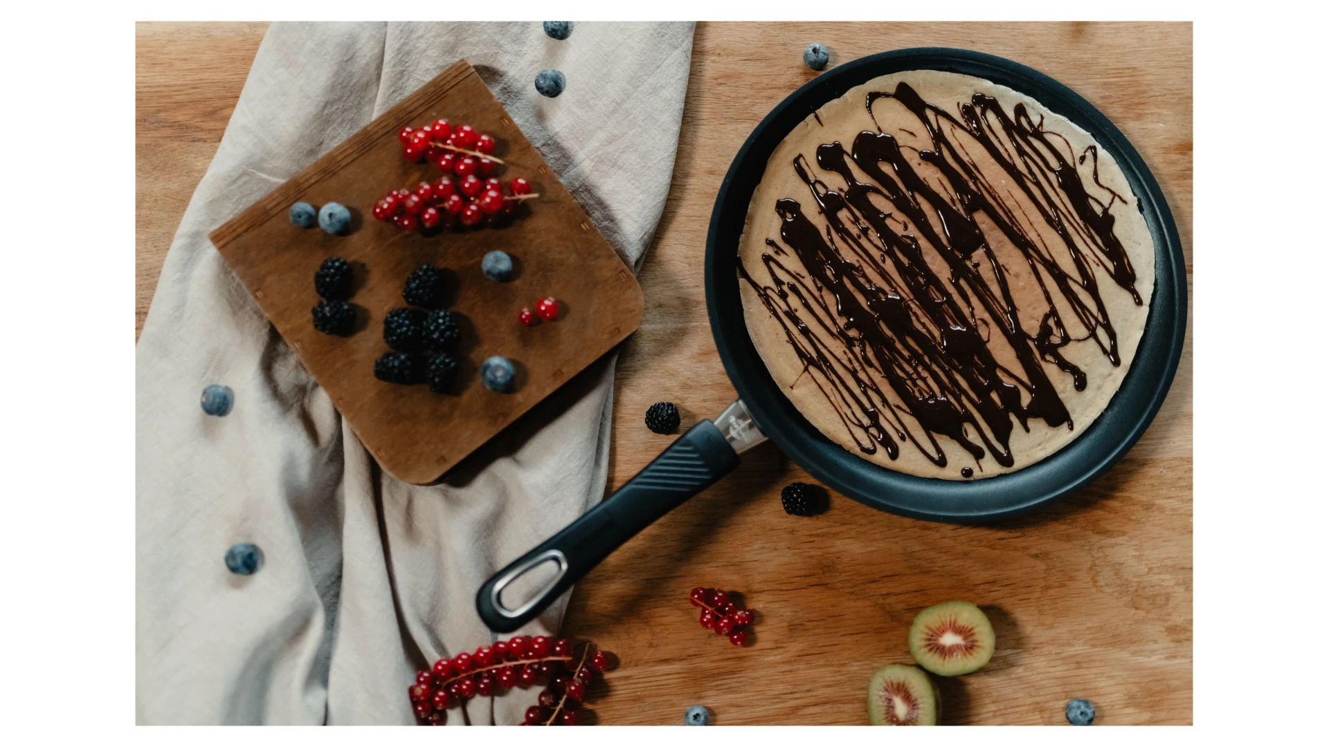 Сковорода блинная со скошенным краем Gastrolux 28 см, алюминий литой, ручка фиксированная