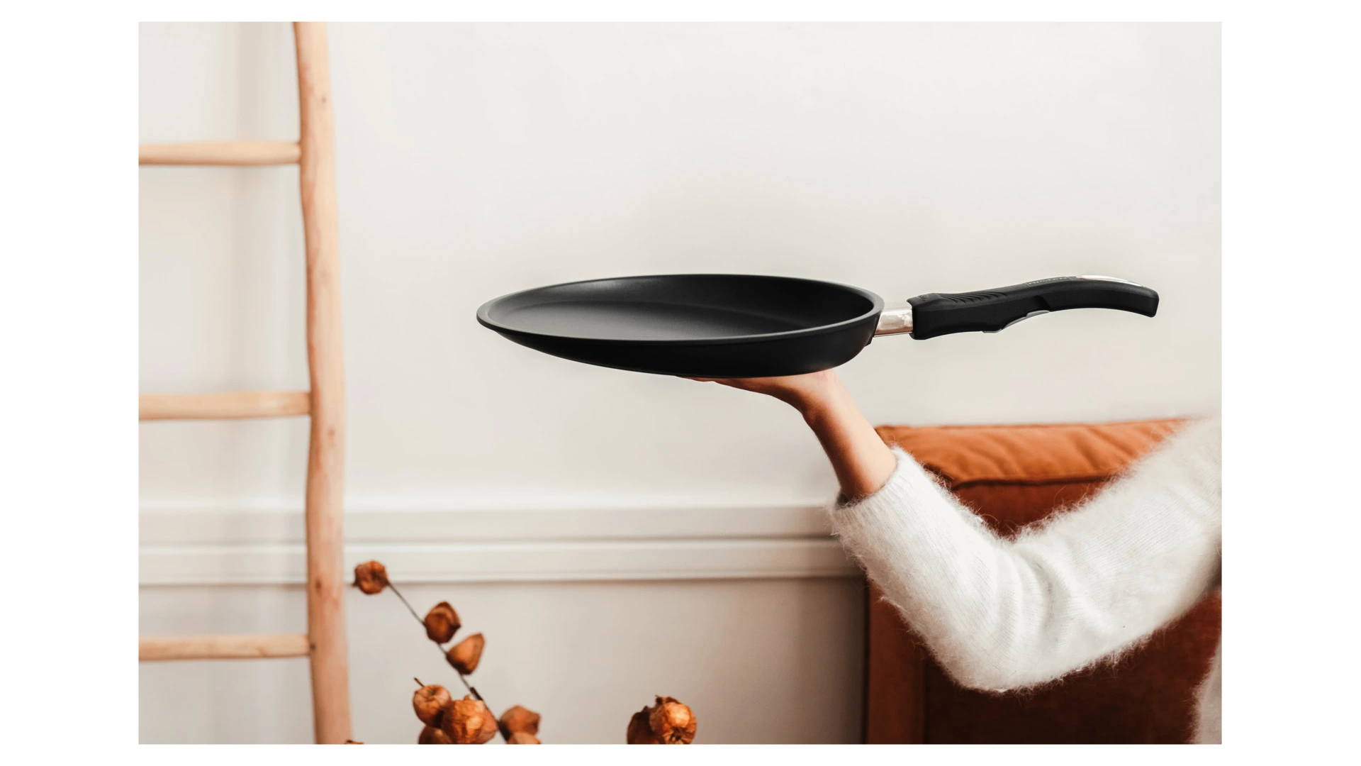 Сковорода блинная со скошенным краем Gastrolux 28 см, алюминий литой, ручка съемная, для индукции