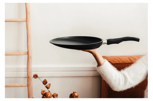Сковорода блинная со скошенным краем Gastrolux 28 см, алюминий литой, ручка съемная, для индукции