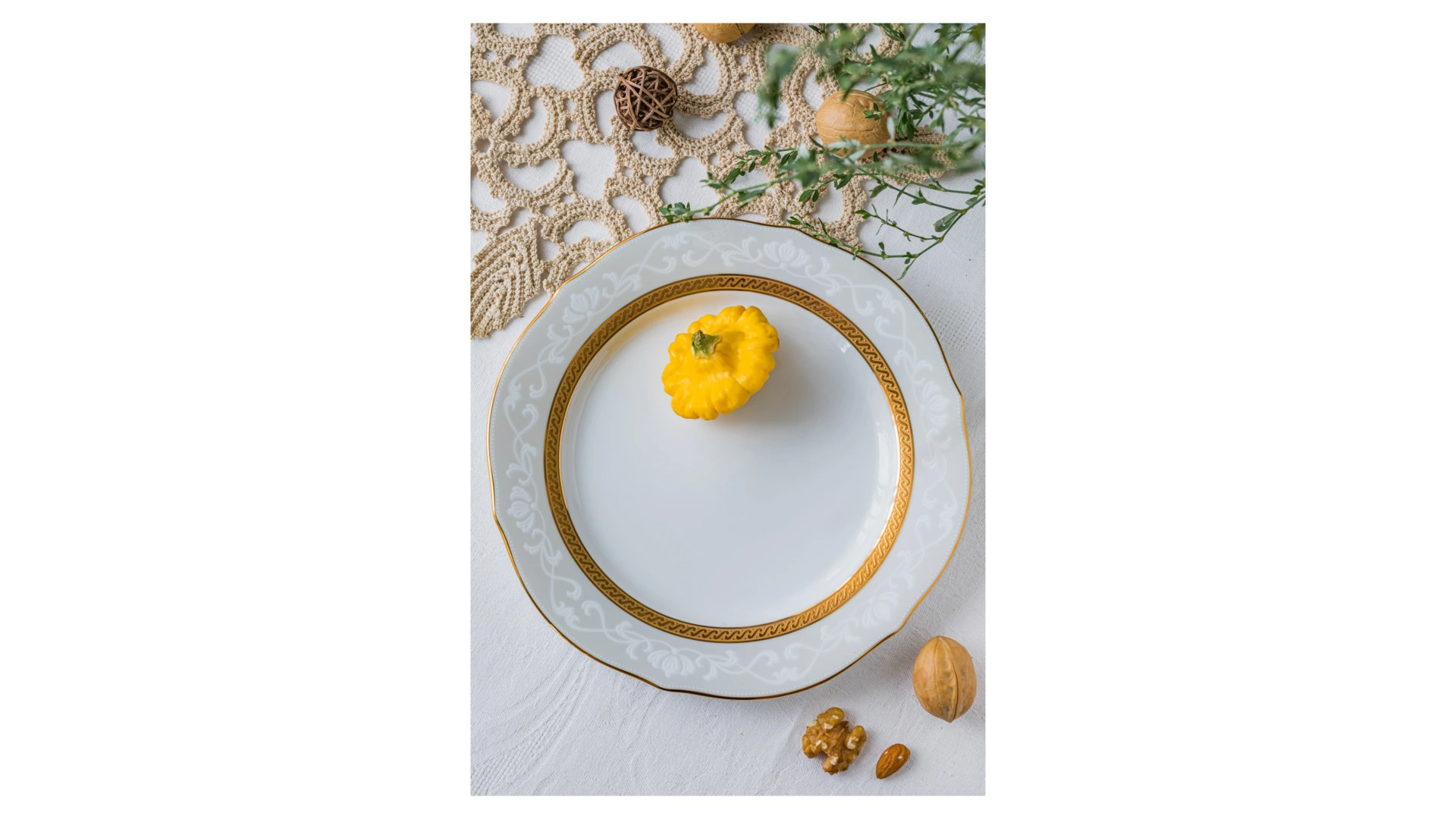Тарелка акцентная Noritake Хэмпшир, золотой кант 23 см