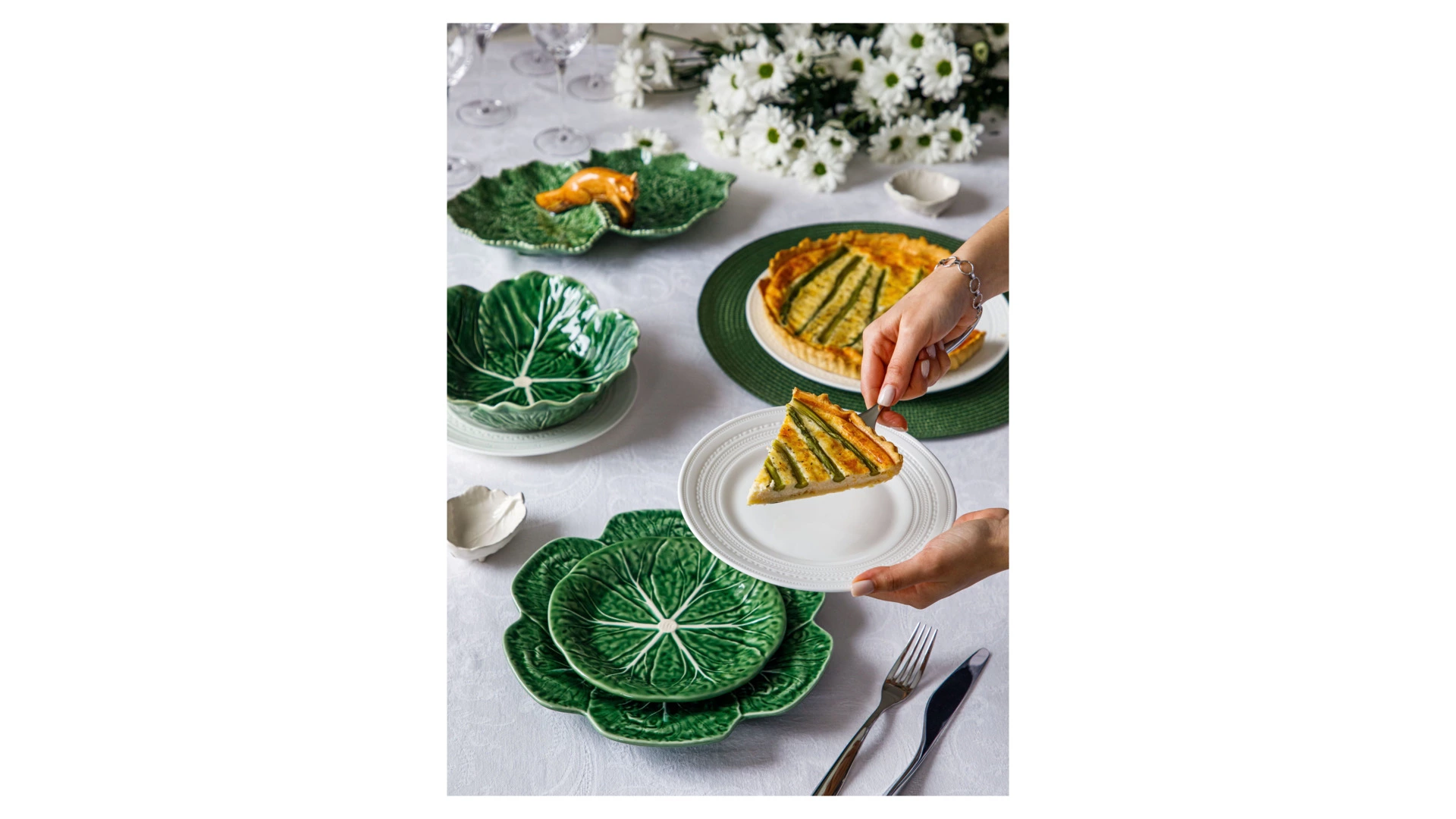 Блюдо глубокое на ножках Bordallo Pinheiro Капуста 25 см, керамика