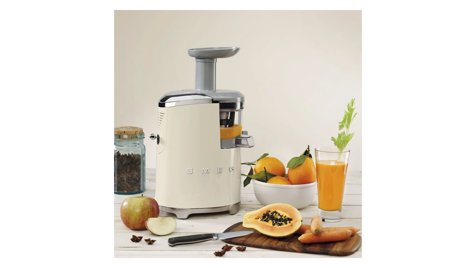 Соковыжималка шнековая SMEG SJF01CREU, 43 об/мин, корпус пластик, кремовый