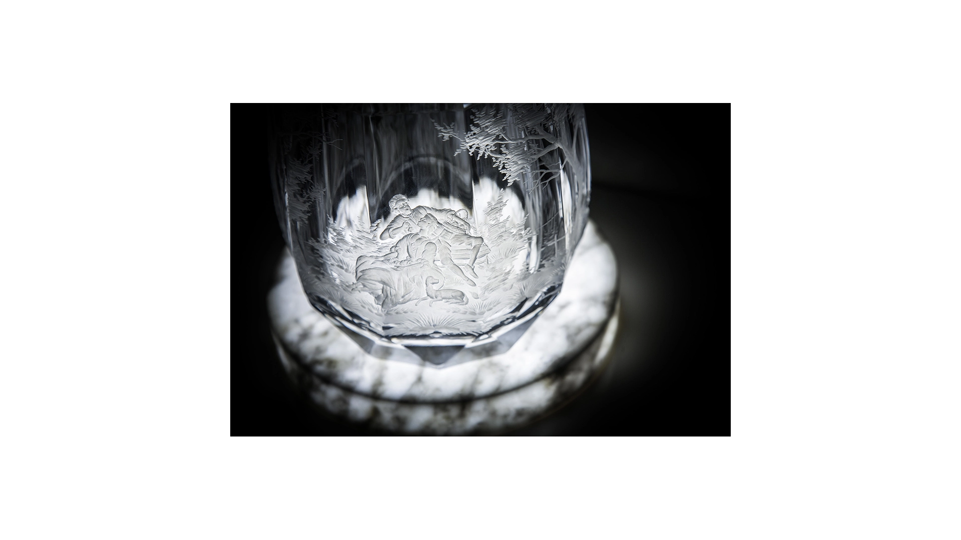 Пьедестал с ночным освещением Artishock Мраморный свет Bianco Carrara 19 см