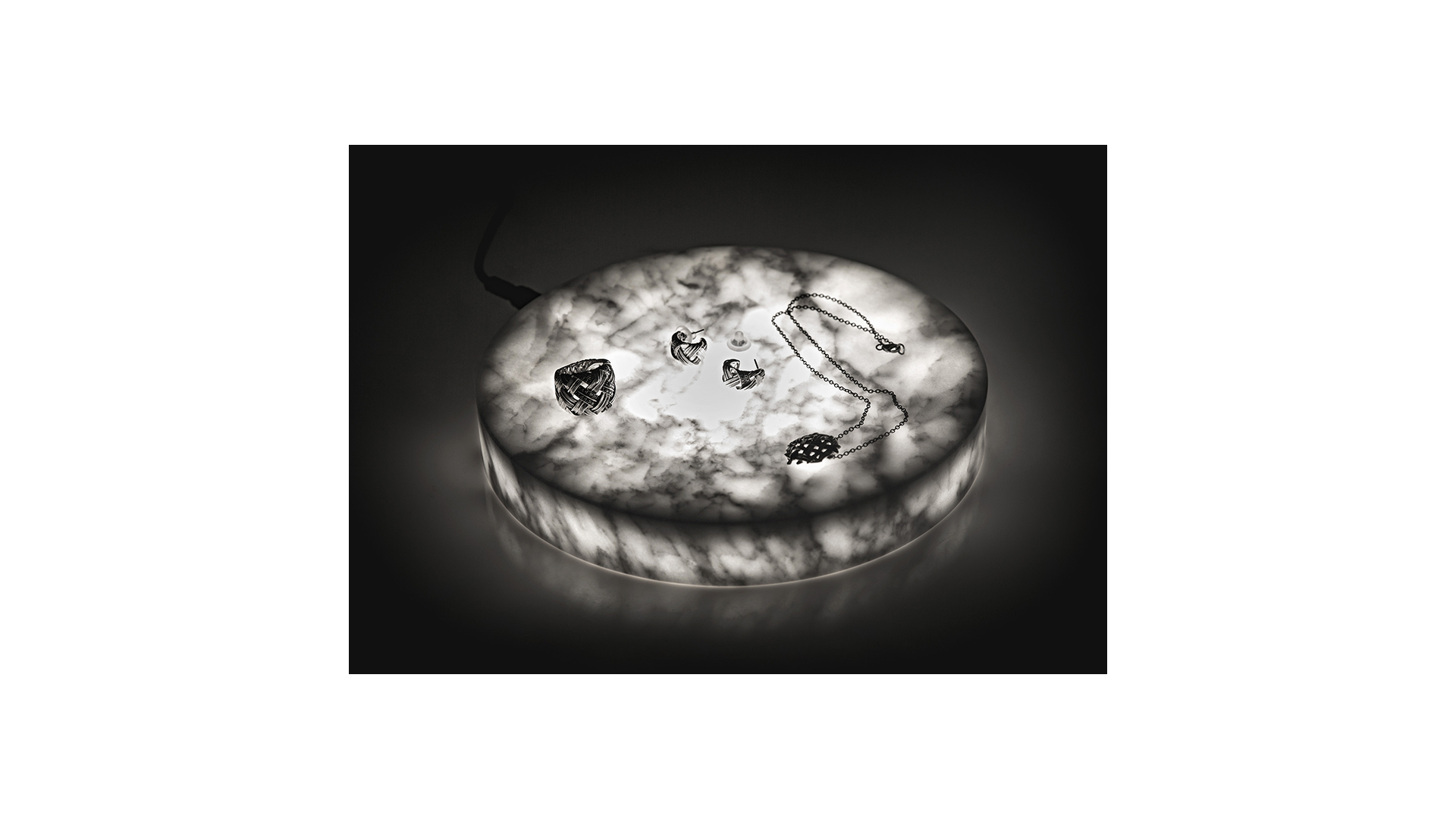 Пьедестал с ночным освещением Artishock Мраморный свет Bianco Carrara 19 см