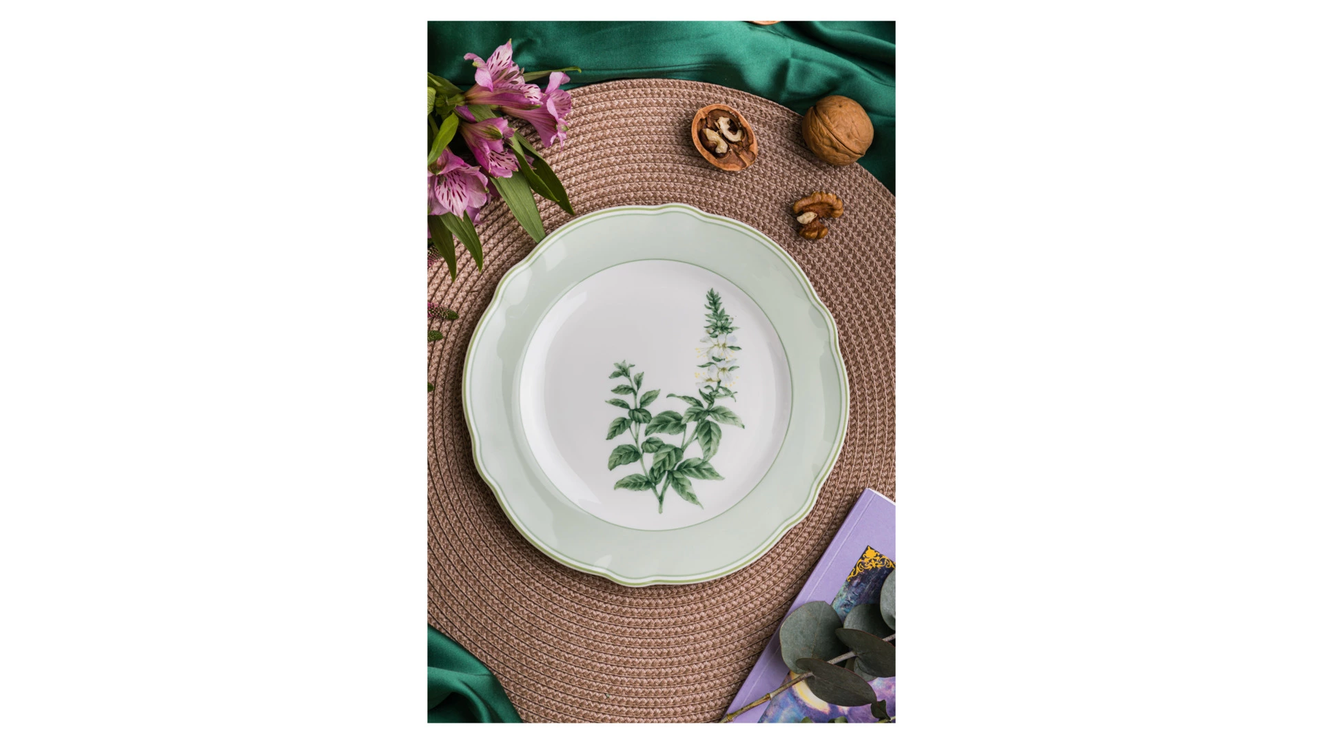 Тарелка закусочная Noritake Английские травы 21 см, фарфор костяной