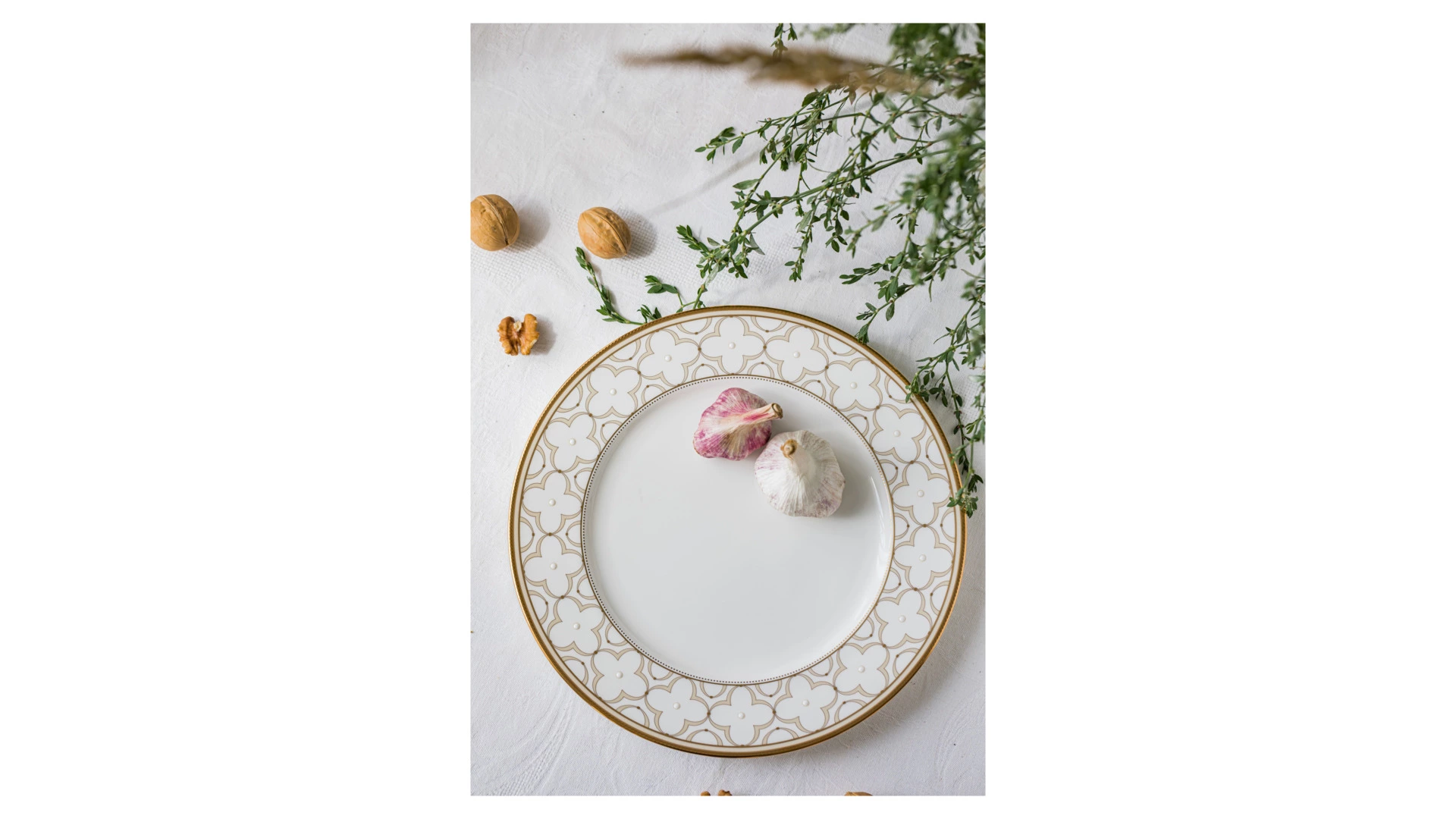Тарелка обеденная Noritake Трефолио, золотой кант 28 см, фарфор костяной