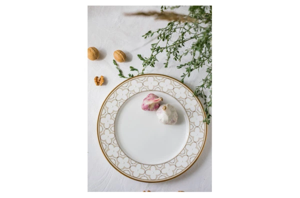 Тарелка обеденная Noritake Трефолио, золотой кант 28 см, фарфор костяной