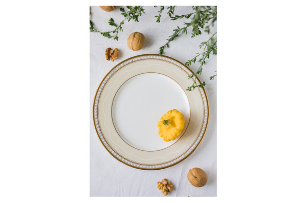 Тарелка закусочная Noritake Трефолио, золотой кант 22 см, фарфор костяной