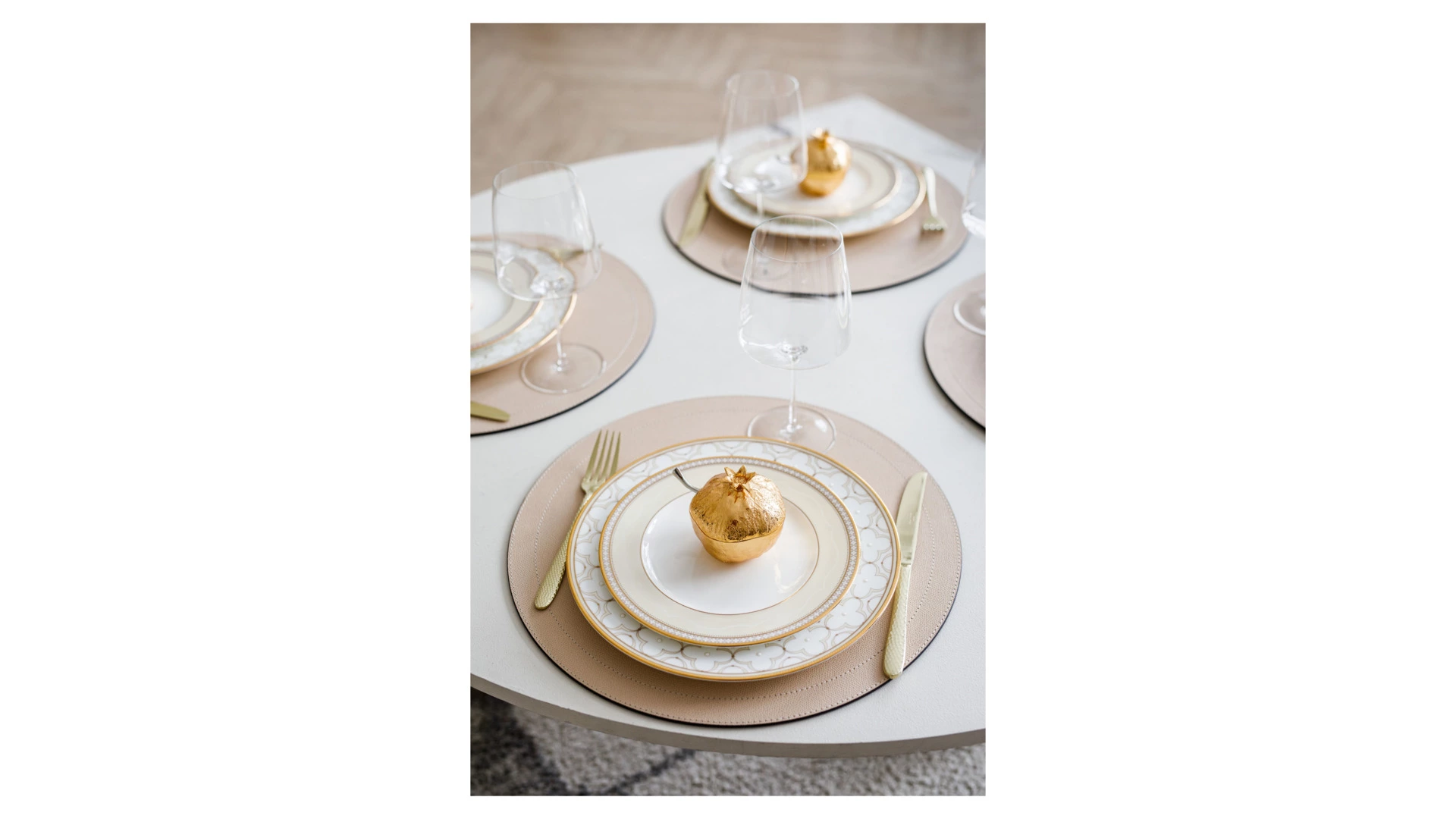 Тарелка закусочная Noritake Трефолио, золотой кант 22 см, фарфор костяной