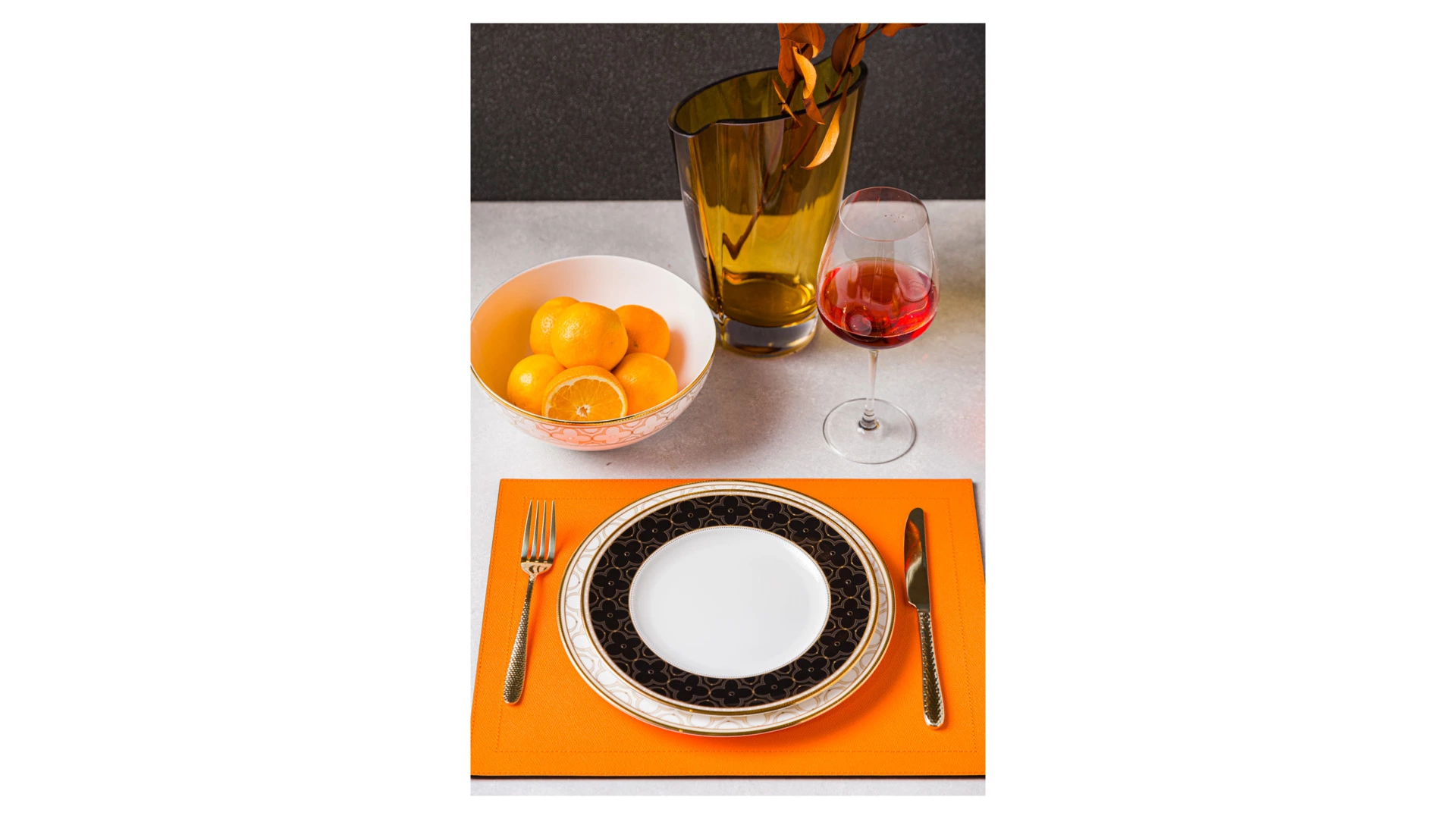 Тарелка акцентная Noritake Трефолио, золотой кант 25 см, фарфор костяной