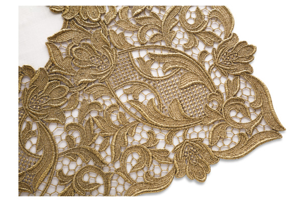 Скатерть Weissfee Сансуси 370х170 см, лен, белая, золотистое кружево