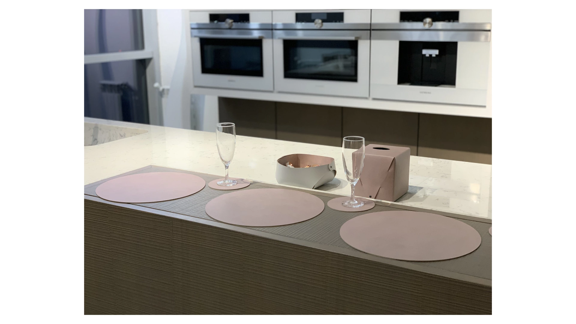 Плейсмат круглый двусторонний ADJ 40 см, кожа натуральная, пепельная роза