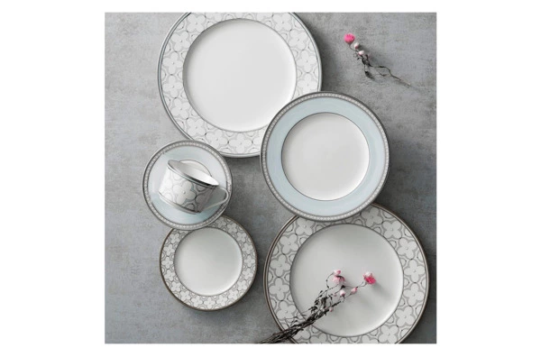 Тарелка акцентная Noritake Трефолио, платиновый кант 25 см, фарфор костяной