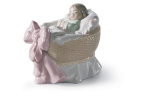 Фигурка Lladro Сокровище, девочка 7х9 см, фарфор