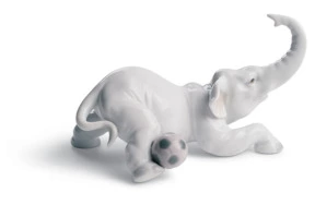 Фигурка Lladro Слоник-футболист 15х8 см, фарфор