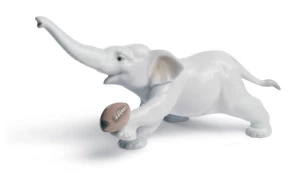 Фигурка Lladro Слоник-регбист  20х10 см, фарфор