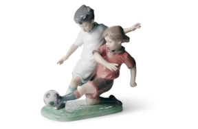 Фигурка Lladro Юные футболисты 20x19 см, фарфор