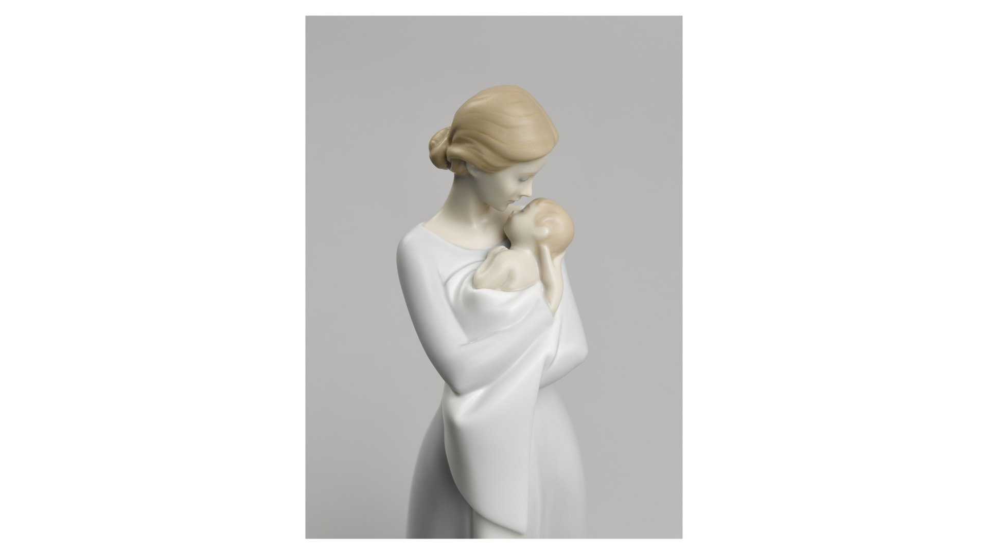 Фигурка Lladro Объятия матери 31 см, фарфор