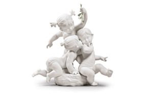 Фигурка Lladro Поцелуй под омелой 34х35 см, фарфор