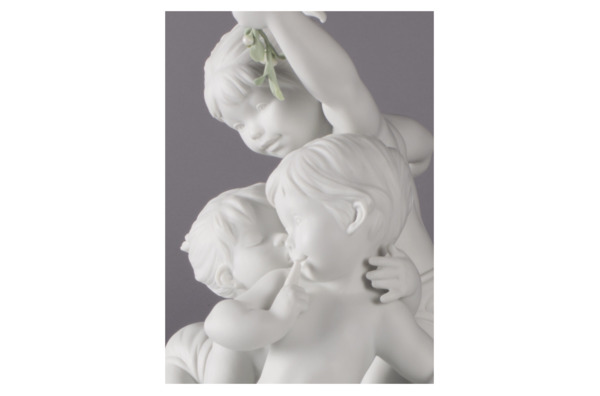 Фигурка Lladro Поцелуй под омелой 34х35 см, фарфор