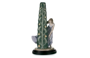 Фигурка Lladro Девушка-Весна 37х17 см, фарфор