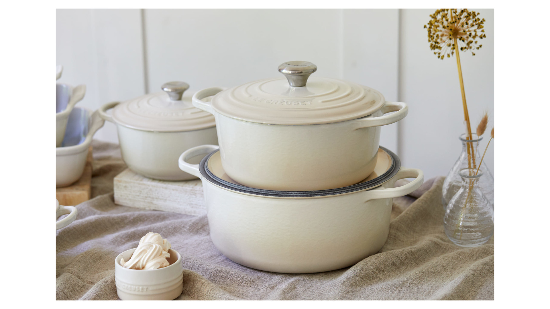 Кастрюля круглая с крышкой Le Creuset, 26см, меренга, чугун