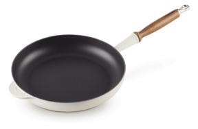 Сковорода с деревянной ручкой 28см Le Creuset (меренга)