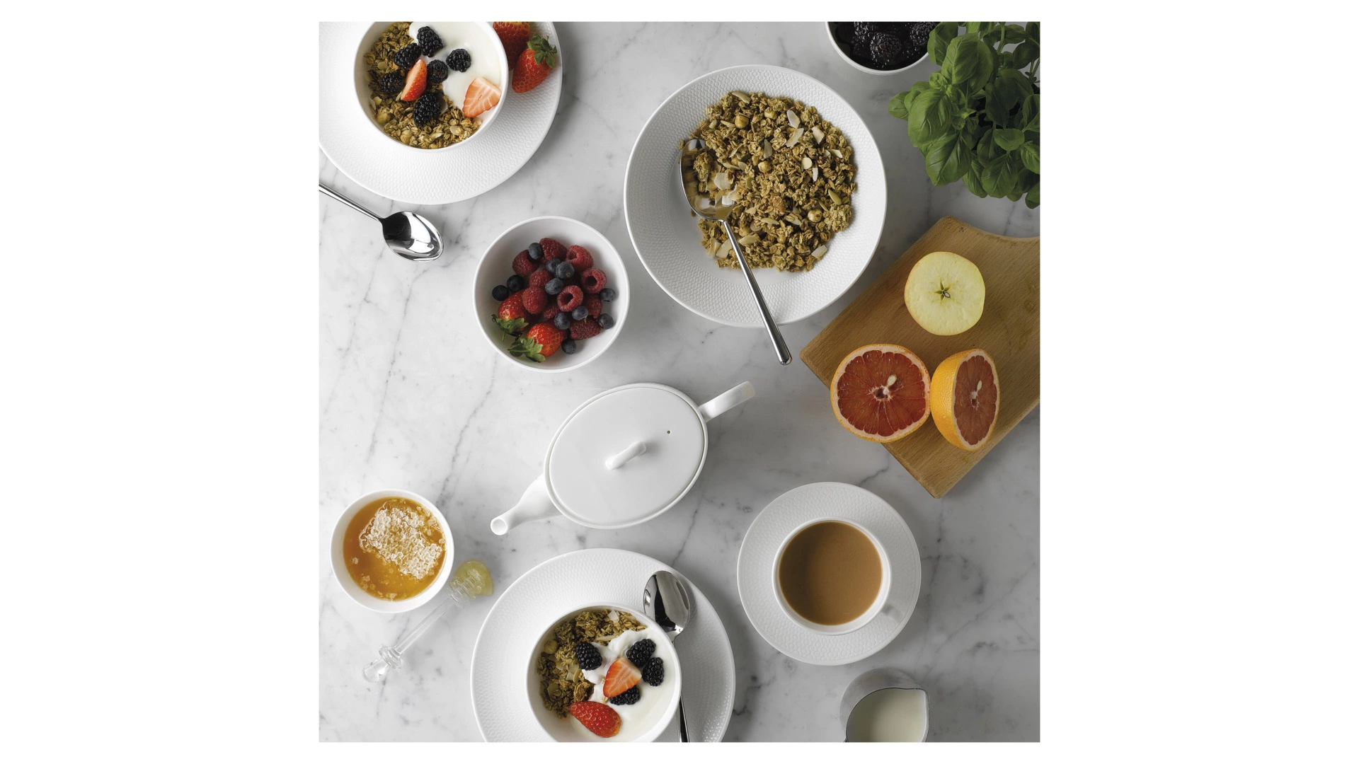 Блюдо круглое Wedgwood Джио 28 см, фарфор костяной