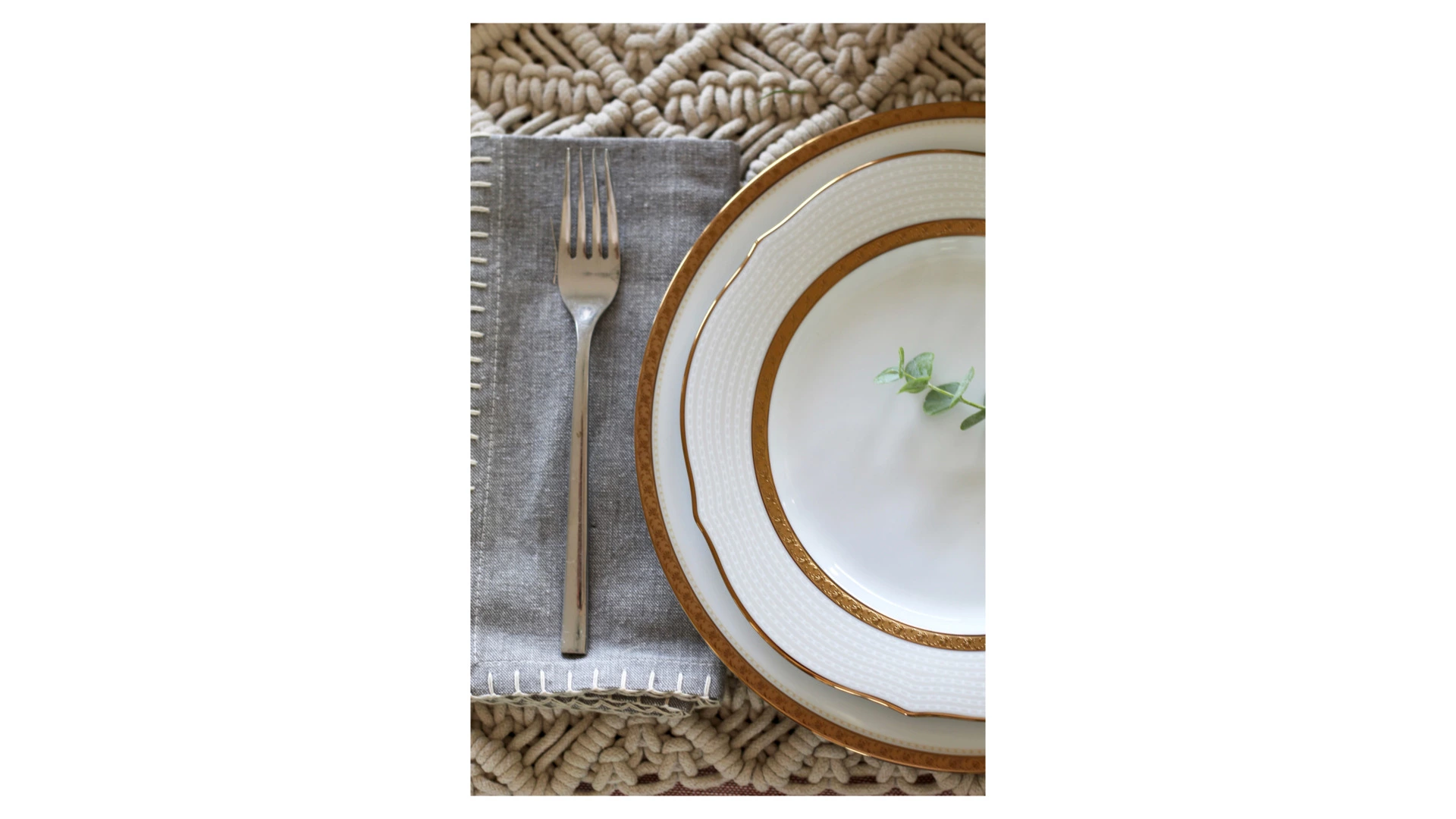 Тарелка акцентная Noritake Шарлотта Голд 23 см