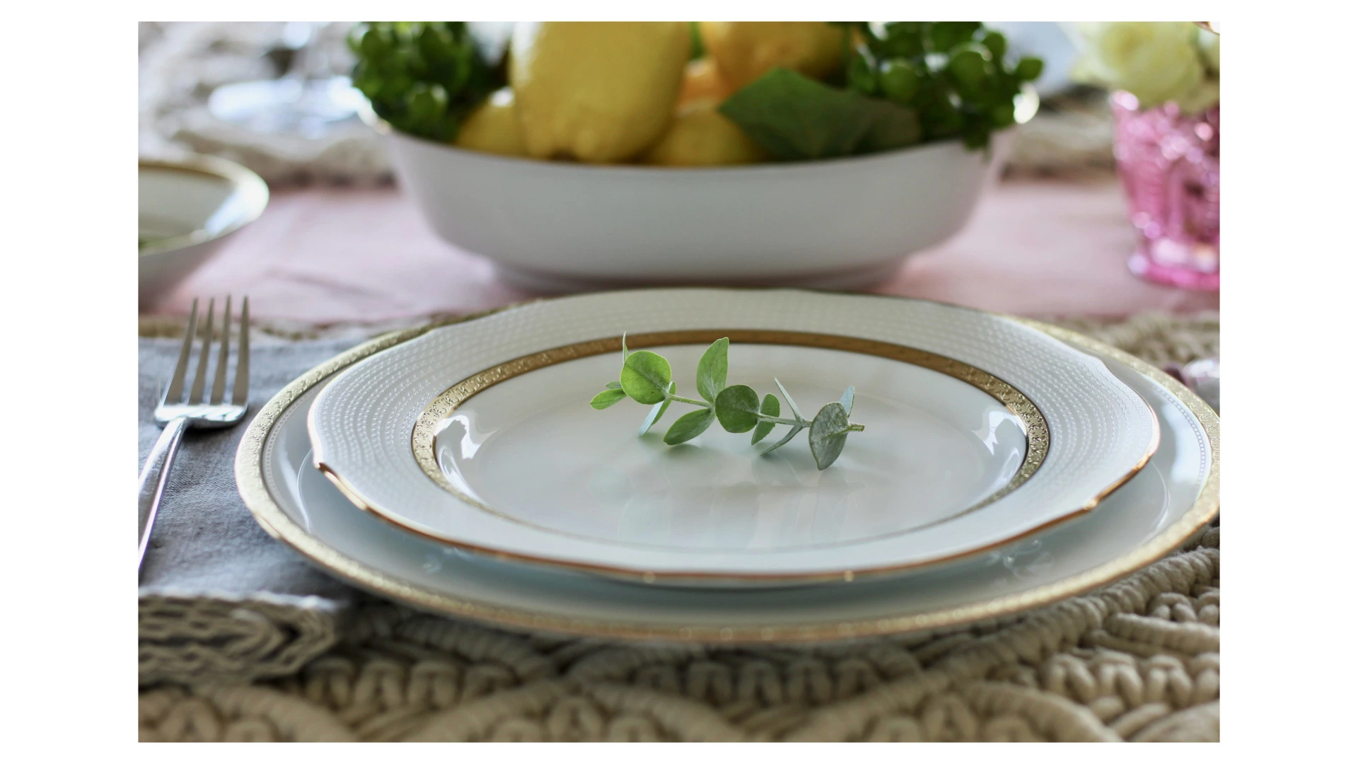Тарелка акцентная Noritake Шарлотта Голд 23 см