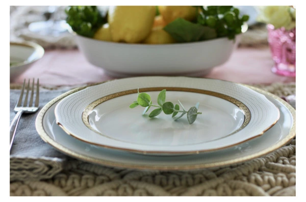 Тарелка акцентная Noritake Шарлотта Голд 23 см