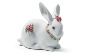 Фигурка Lladro Внимательный кролик, гвоздики 12x11 см, фарфор