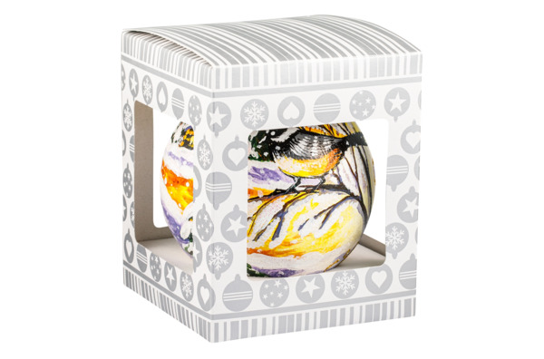 Игрушка елочная шар Bartosh Синица на еловой ветке на фоне заснеженного домика 10см, стекло