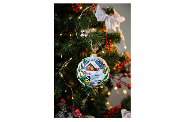 Украшение елочное шар Bartosh Синички на заснеженной еловой ветке на фоне зимнего дома 10см, стекло