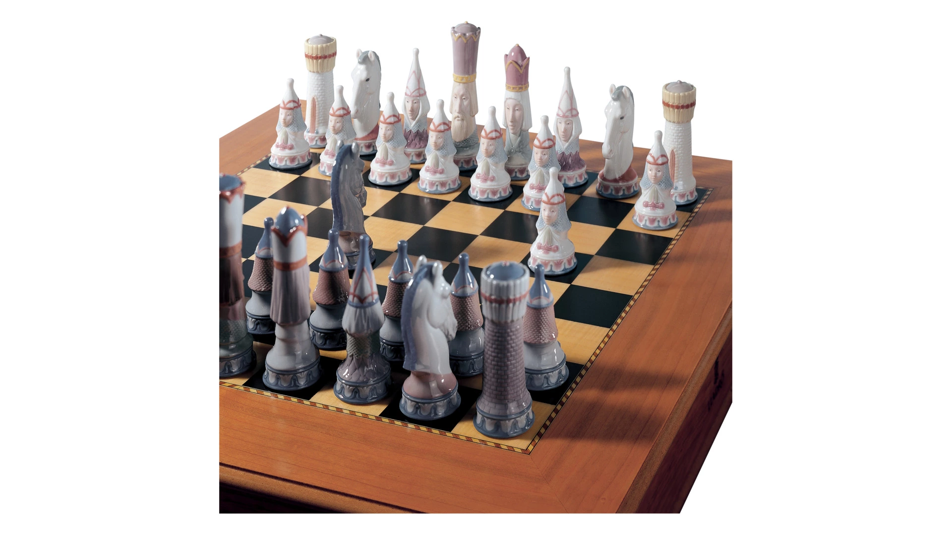 Шахматы Lladro Средневековье 21х56 см, фарфоровые фигурки, деревянная игральная доска