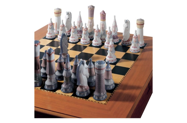 Шахматы Lladro Средневековье 21х56 см, фарфоровые фигурки, деревянная игральная доска