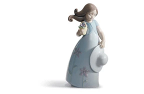Фигурка Lladro Маленькая Виолетта 9х17 см, фарфор