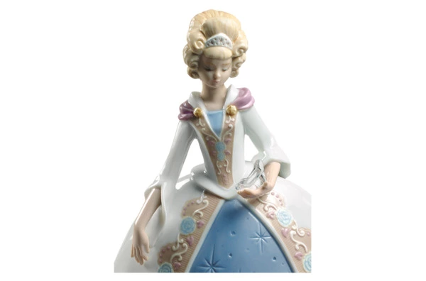 Фигурка Lladro Золушка 17х24 см, фарфор