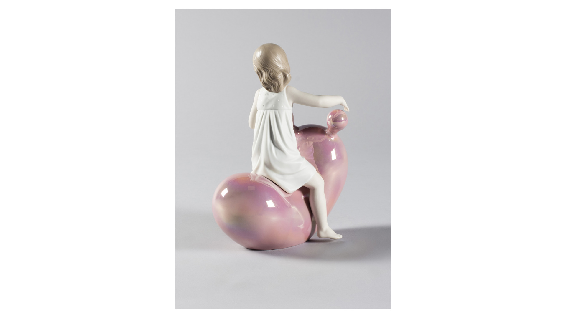 Фигурка Lladro Покачаюсь 15х21 см, фарфор, розовая