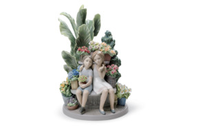 Фигурка Lladro Секретничая в парке 19х30 см, фарфор