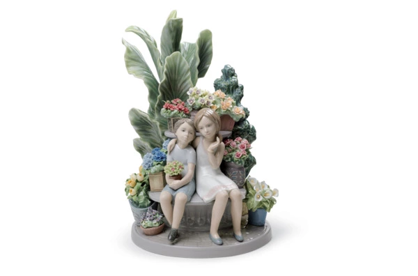 Фигурка Lladro Секретничая в парке 19х30 см, фарфор